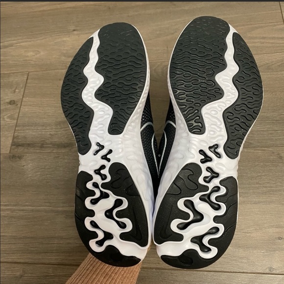 Nike | Renew Run Black White Running Sneaker 7 & 8 - Picture 6 of 11
